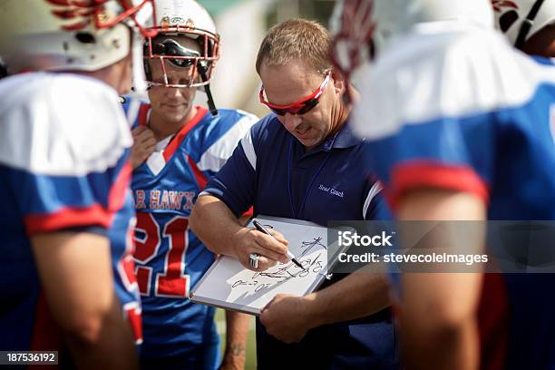 Coach E Giocatori Di Calcio - Fotografie stock e altre immagini di Allenatore - Allenatore, Football americano, Pallone da football americano