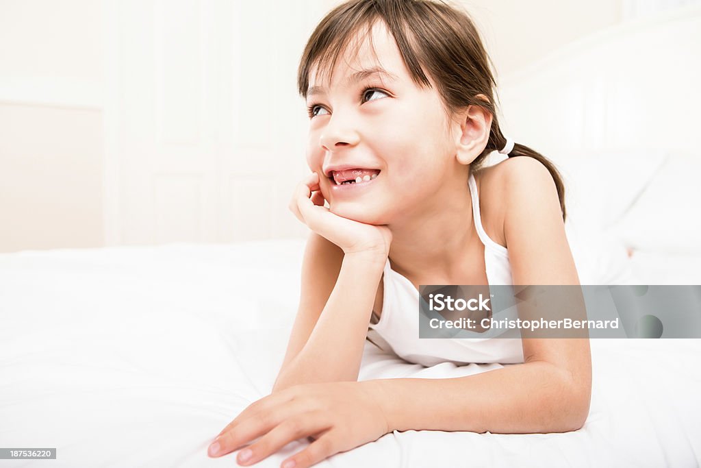 笑顔で若い女の子ベッド - 女の子のロイヤリティフリーストックフォト