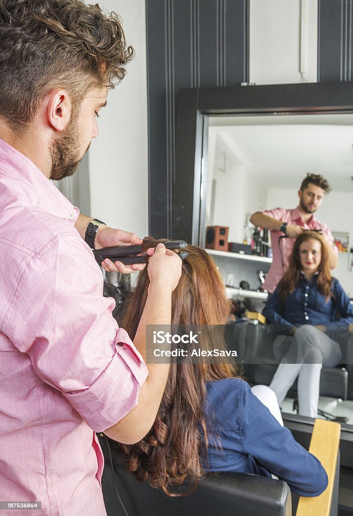 Stilista parrucchiere al lavoro - Foto stock royalty-free di Abbigliamento casual