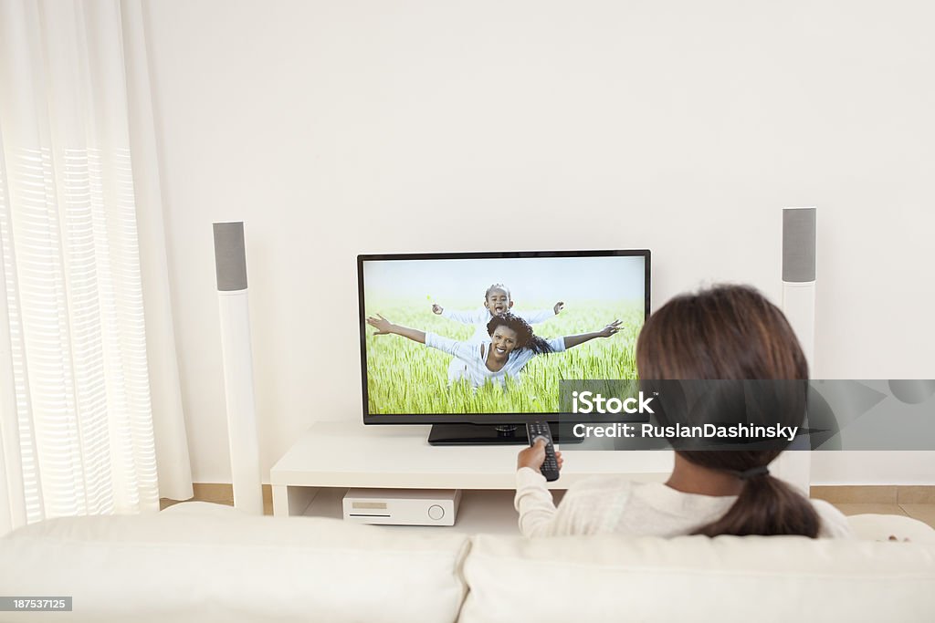 Женщина смотреть телевизор у себя дома в гостиной. - Стоковые фото Смотреть телевизор роялти-фри