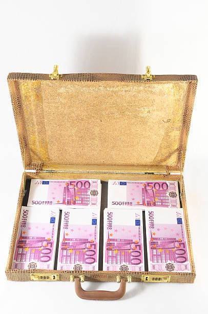 istock Suitcase Full of Banknotes 187542300