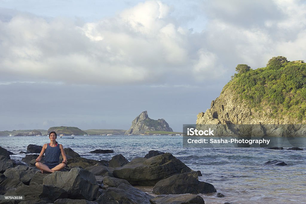 여자 명상하기 아름다운 해변 - 로열티 프리 건강한 생활방식 스톡 사진