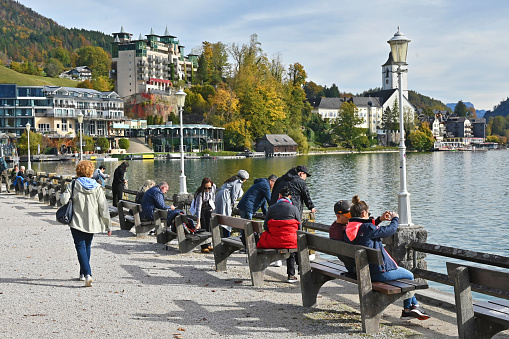 Holidaymakers on the shore of Lake Wolfgang in autumn in Sankt Wolfgang, Upper Austria, Austria, Europe
