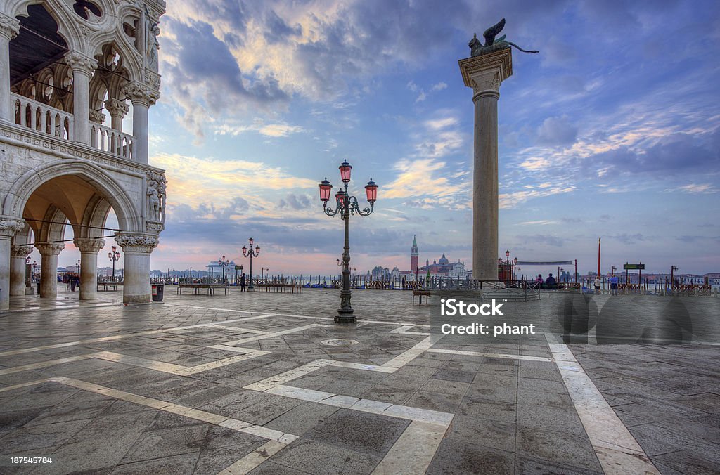 Piazza San Marco la mattina. Venezia. Italia. - Foto stock royalty-free di Ambientazione esterna