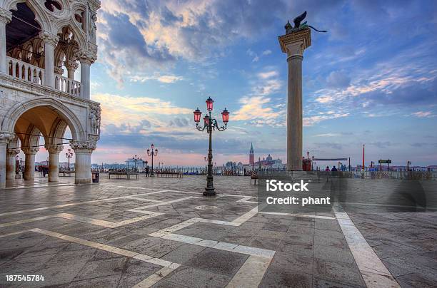 Piazza San Marco La Mattina Venezia Italia - Fotografie stock e altre immagini di Ambientazione esterna - Ambientazione esterna, Arcata, Architettura