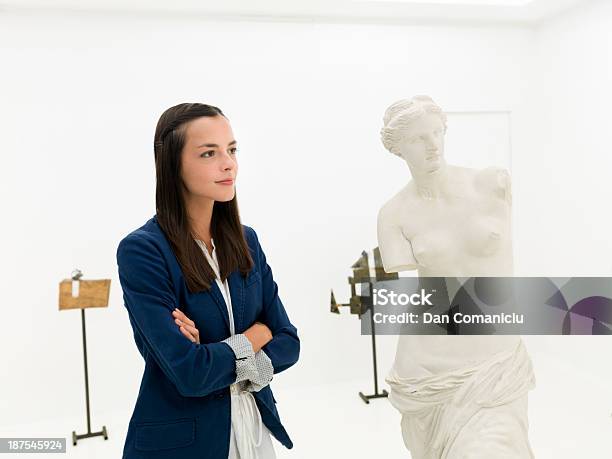 Mujer En Un Museo Mirando Estatua De Venus De Milo Foto de stock y más banco de imágenes de Actividad - Actividad, Adulto, Analizar