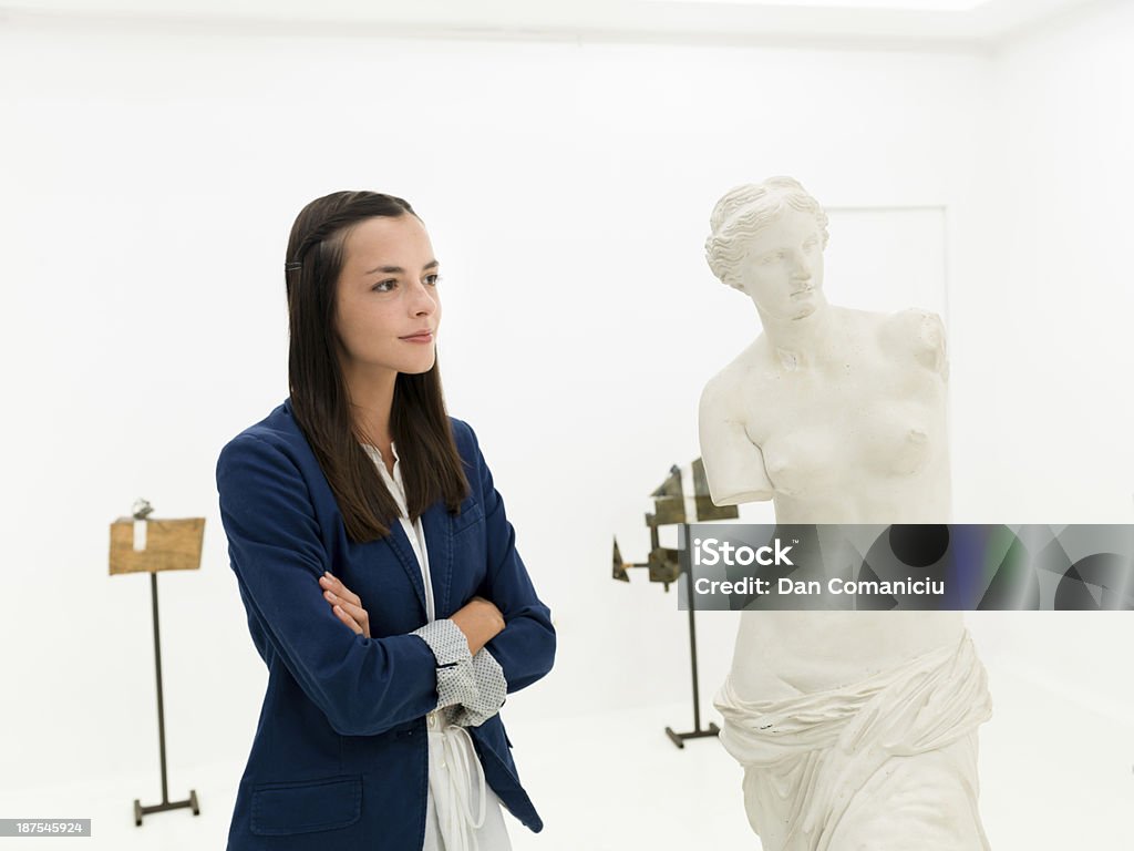 Женщина в музей глядя на Статуя Венера Милосская - Стоковые фото Анализировать роялти-фри