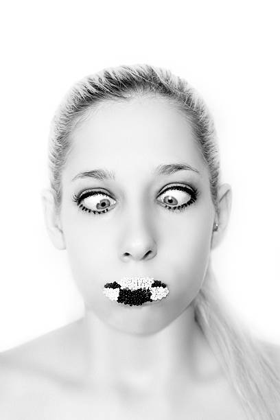 jeune femme avec des lèvres - la folie douce photos et images de collection