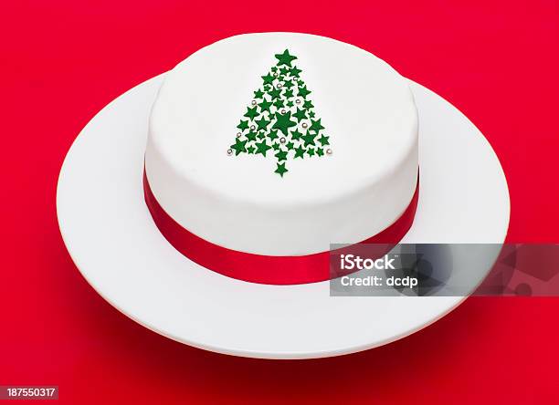 Photo libre de droit de Gâteau Arbre De Noël Sur Fond Rouge banque d'images et plus d'images libres de droit de Aliment - Aliment, Arbre, Blanc