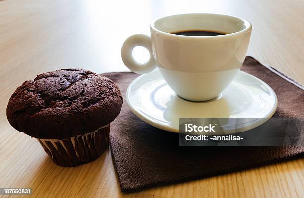 Muffin - zdjęcia stockowe i więcej obrazów Bar kawowy - Bar kawowy, Ciasto, Bez ludzi