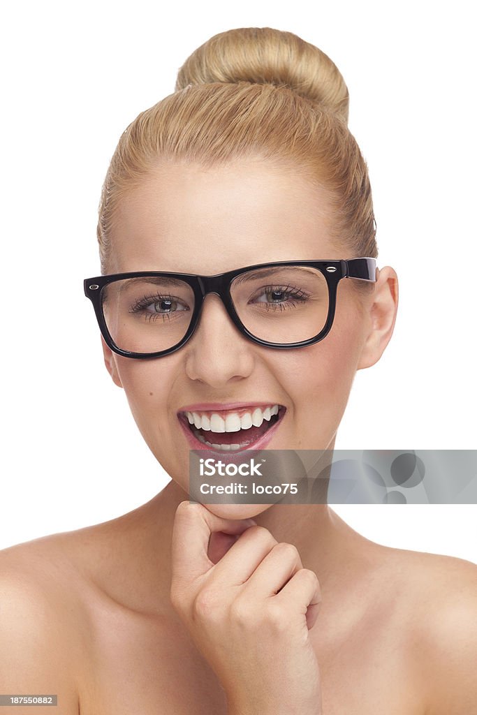 Портрет улыбающегося блондинка кр�асоты в черные очки. - Стоковые фото 20-29 лет роялти-фри