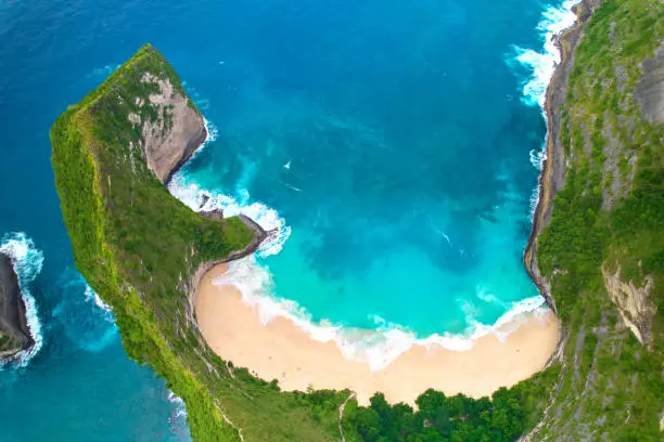 Photo of Cinematic aerial landscape shots of the beautiful island dinosaur of Nusa Penida. Huge cliffs by the shoreline and hidden dream beaches with clear water.