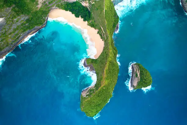 Photo of Cinematic aerial landscape shots of the beautiful island dinosaur of Nusa Penida. Huge cliffs by the shoreline and hidden dream beaches with clear water.