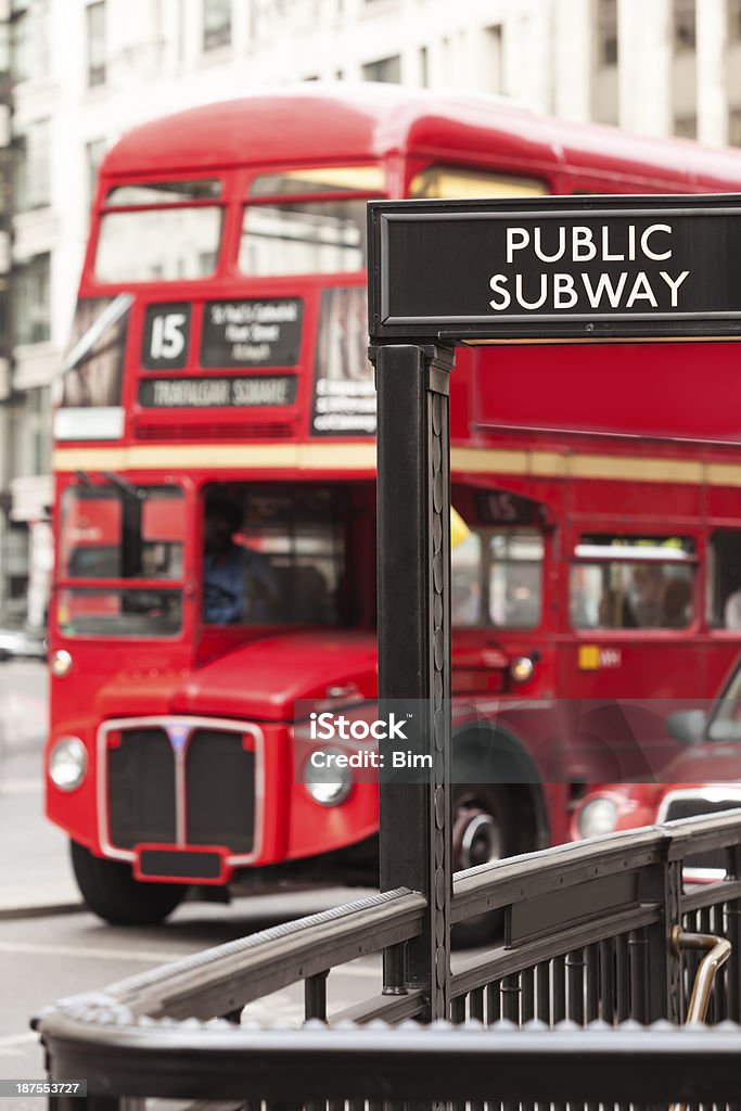 Símbolo de transporte público, Londres, Reino Unido - Foto de stock de Capitais internacionais royalty-free