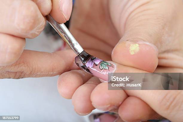 Clavos Foto de stock y más banco de imágenes de Adulto - Adulto, Asistencia sanitaria y medicina, Balneario - Spa