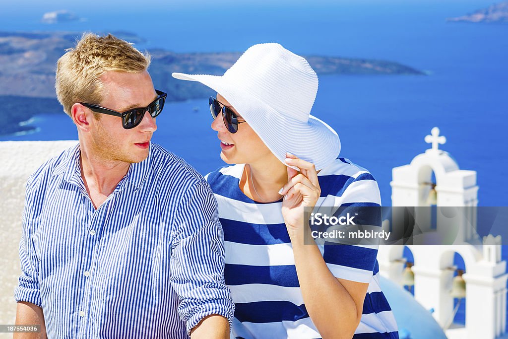 幸せな若いカップル、サントリーニ島、ギリシャ - 20-24歳のロイヤリティフリーストックフォト