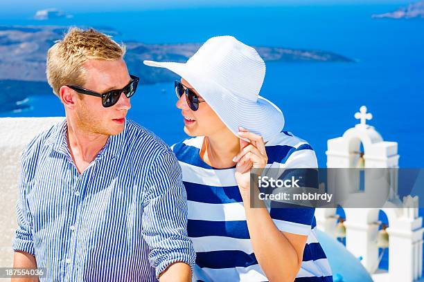 Счастливая Молодая Пара На Остров Санторини Греция — стоковые фотографии и другие картинки 20-24 года
