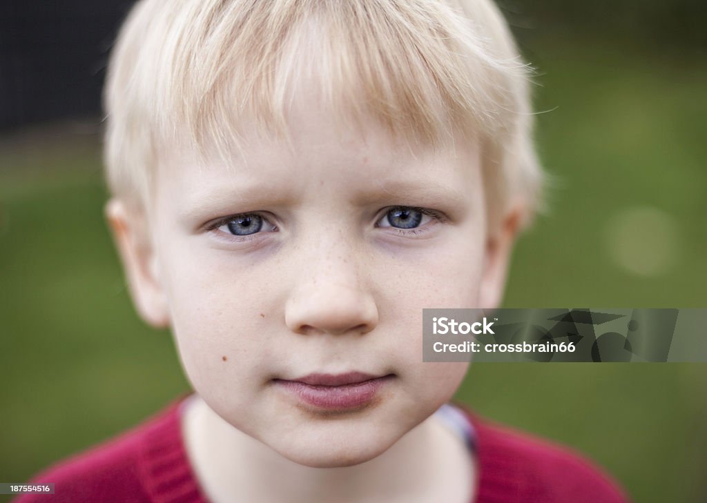 Jeune garçon blond sérieux à la recherche - Photo de 4-5 ans libre de droits