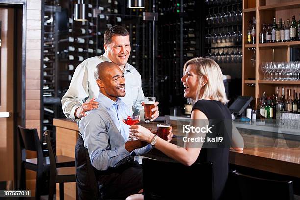 Foto de Amigos No Bar e mais fotos de stock de Coquetel - Coquetel, Balcão de bar, Happy Hour