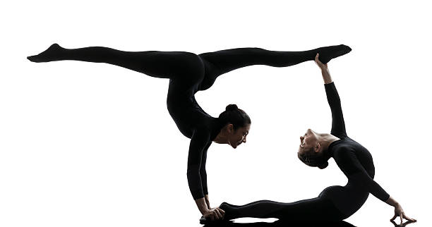 dwie kobiety człowiek guma ćwiczenia joga sylwetka gimnastycznego - the splits contortionist women yoga zdjęcia i obrazy z banku zdjęć