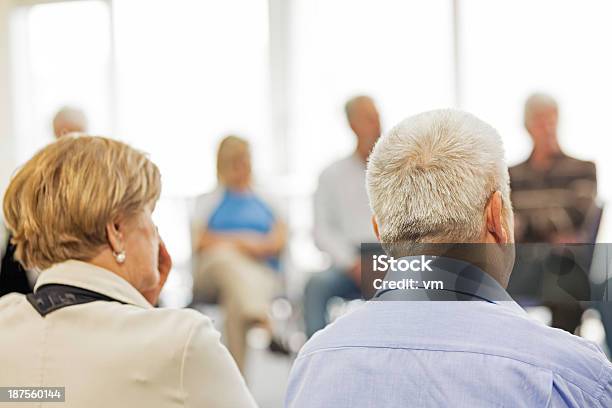 Foto de Idosos No Community Center e mais fotos de stock de 60-64 anos - 60-64 anos, 70 anos, Adulto