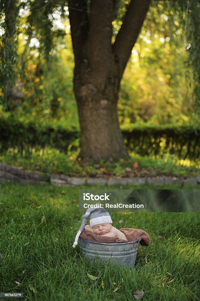 Lo toma de recién nacido posando afuera - Foto de stock de Accesorio teatral libre de derechos