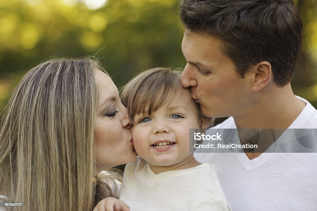 Belle famille posant pour la Photo - Photo de Adulte libre de droits