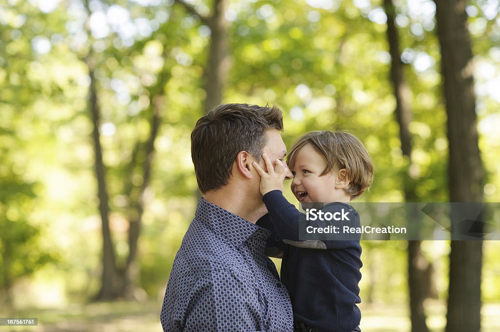 Vater Holding sein Sohn im Freien - Lizenzfrei Alleinerzieher Stock-Foto