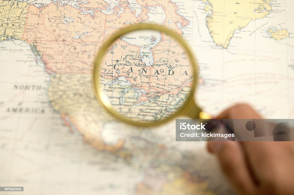 Persona mirando en Canadá Mapa - Foto de stock de Canadá libre de derechos