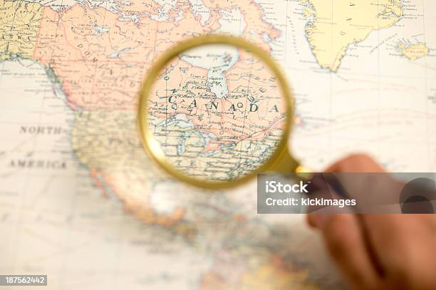 Persona Mirando En Canadá Mapa Foto de stock y más banco de imágenes de Canadá - Canadá, Mapa, Lupa - Instrumento óptico