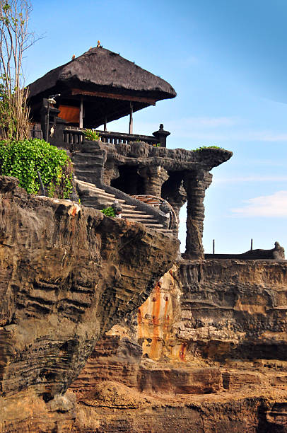 bali, indonesia: tempio di tanah lot - travel destinations bali tanah lot temple foto e immagini stock