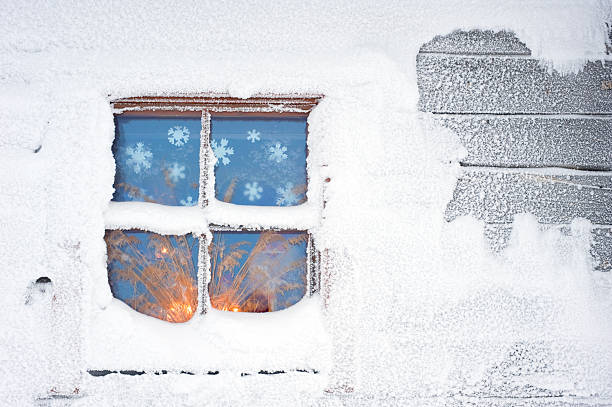 chalé nevadascomment janela - cabin snow finland lapland imagens e fotografias de stock
