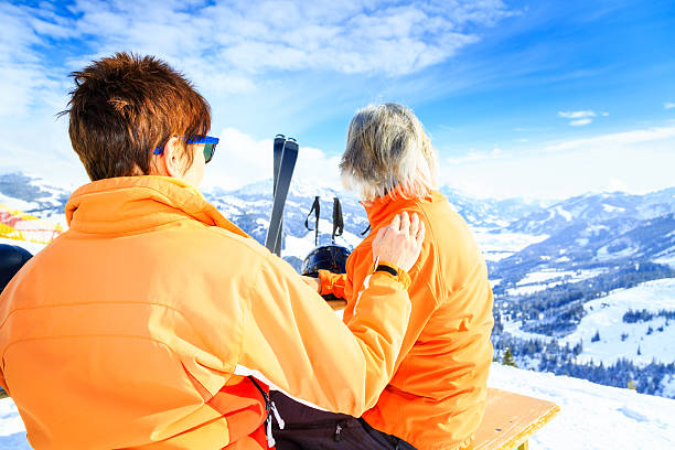 スキー年配のカップルが、切断 - snow skiing apres ski couple ストックフォトと画像