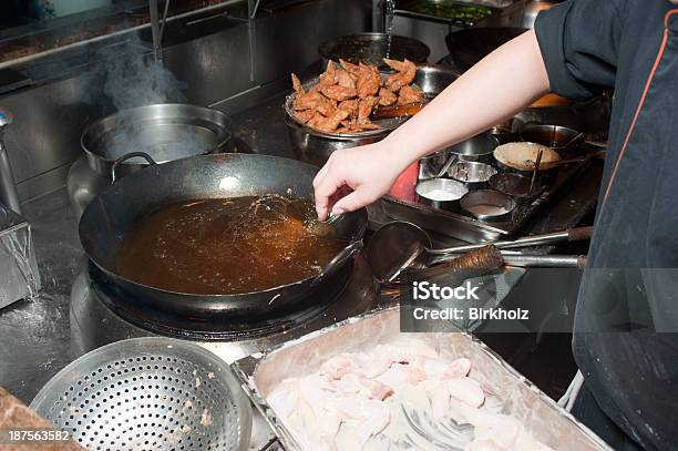 Smażony Na Głębokim Tłuszczu Skrzydełka Z Kurczaka Przygotowanie Część 2 Z 7 - zdjęcia stockowe i więcej obrazów Chińska kuchnia