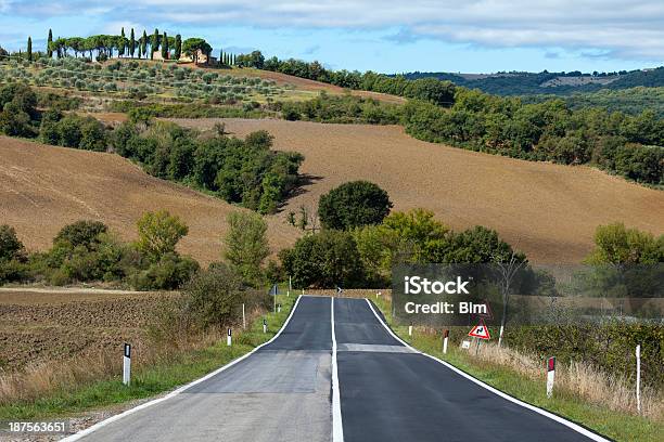 Estrada Vazia Toscana Itália - Fotografias de stock e mais imagens de Agricultura - Agricultura, Alfalto, Ao Ar Livre