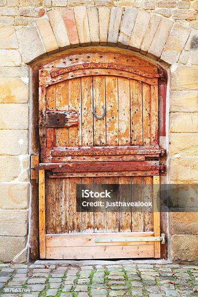 Porta De Madeira Com Sapato De Cavalo - Fotografias de stock e mais imagens de Antigo - Antigo, Arquitetura, Celeiro