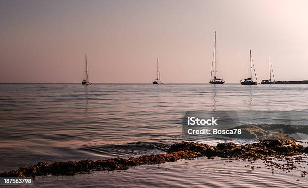 Photo libre de droit de Aube Sur La Plage banque d'images et plus d'images libres de droit de Aube - Aube, Bateau à voile, Bleu