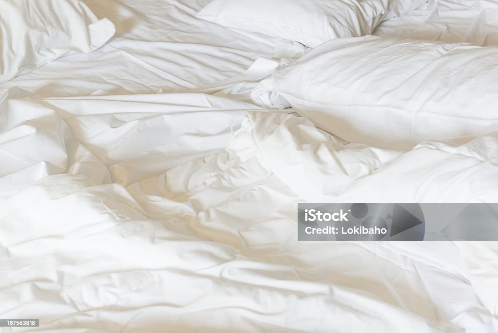 En désordre draps et oreillers moelleux - Photo de Blanc libre de droits