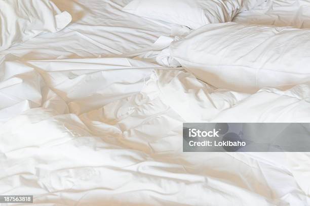 Desarrumado Cama Folhas E Almofadas - Fotografias de stock e mais imagens de Almofada - Roupa de Cama - Almofada - Roupa de Cama, Branco, Cama