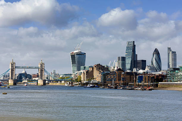 city of london 및 타워 브리지 - crane skyline uk tower of london 뉴스 사진 이미지