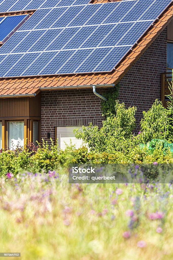 Haus mit Solarzellen - Lizenzfrei Sonnenkollektor Stock-Foto