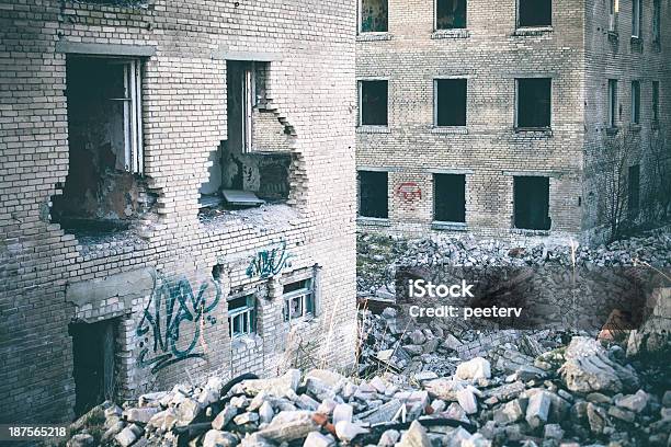 Foto de Destruição De Edifícios e mais fotos de stock de Abandonado - Abandonado, Anti-higiênico, Antigo