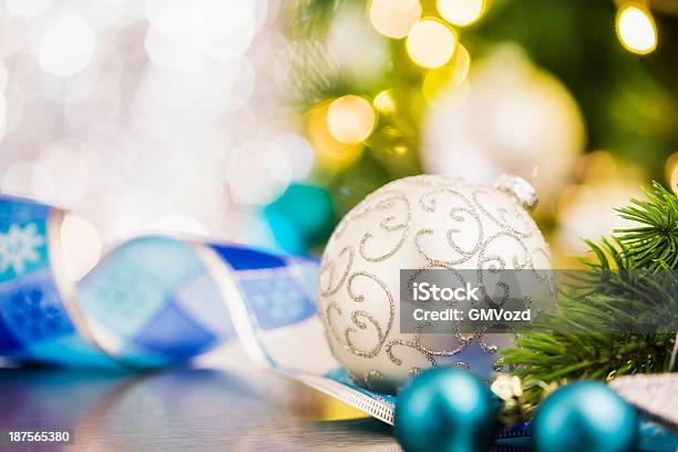 Weihnachtsdekoration Mit Ornamenten Und Holiday Lights Stockfoto und mehr Bilder von Beleuchtet