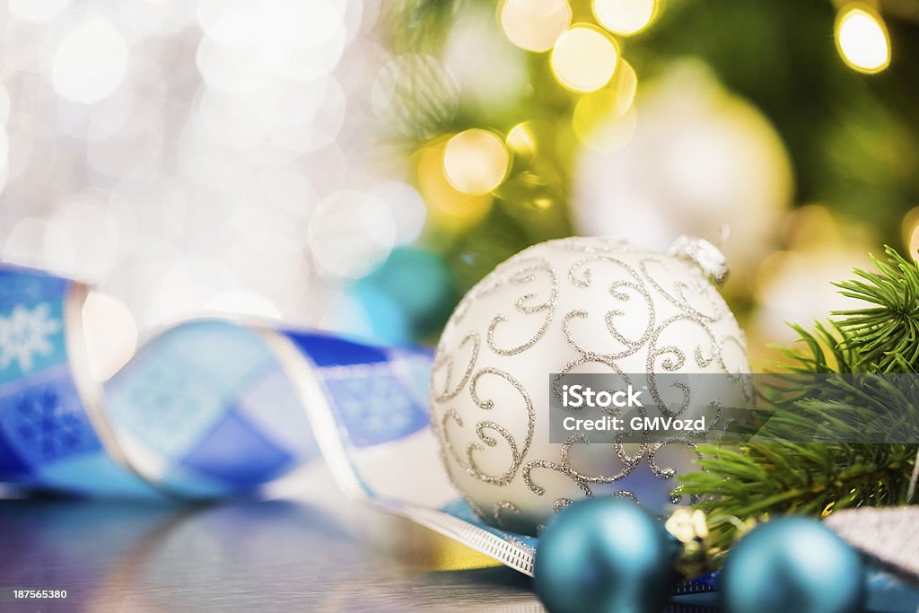 Рождественское украшение с орнаментами и праздничными огнями - Стоковые фото Ёлочная гирлянда роялти-фри