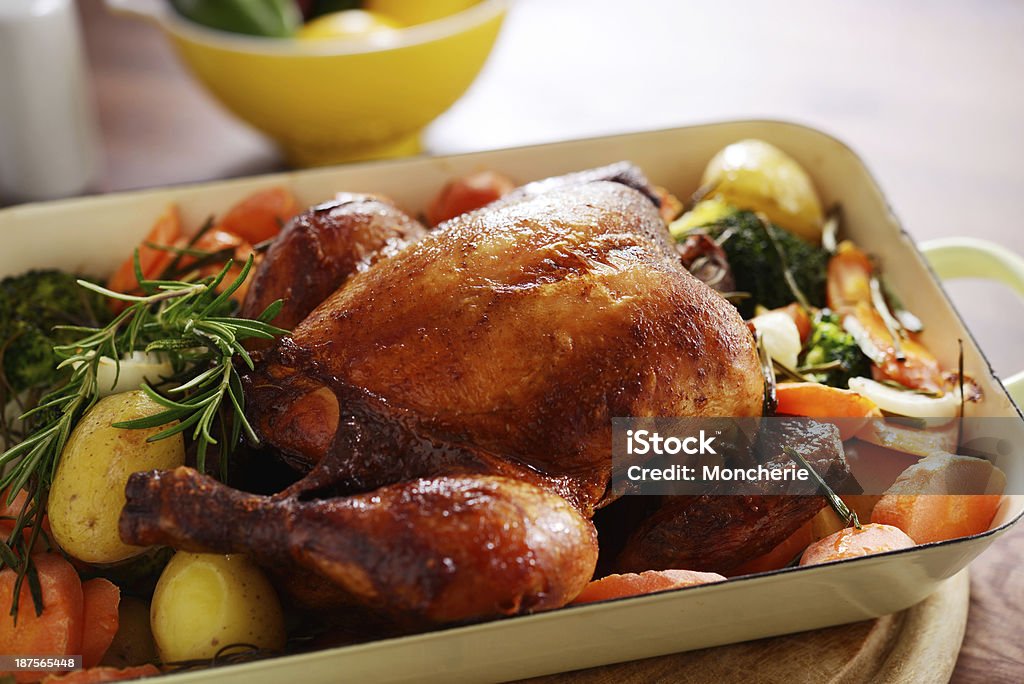 Poulet rôti avec des légumes - Photo de Poulet rôti libre de droits