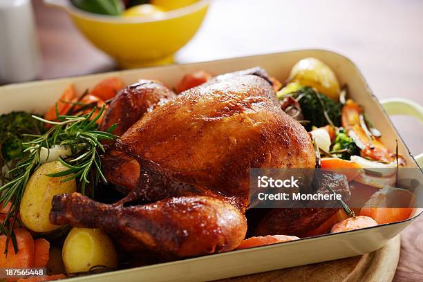 Photo libre de droit de Poulet Rôti Avec Des Légumes banque d'images et plus d'images libres de droit de Poulet rôti - Poulet rôti, Poulet - Viande blanche, Entier