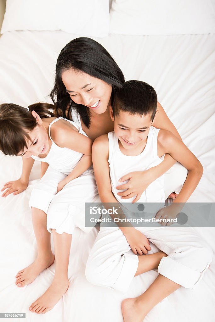 Mutter und Kinder sitzen im Bett zu spielen, - Lizenzfrei Asiatischer und Indischer Abstammung Stock-Foto