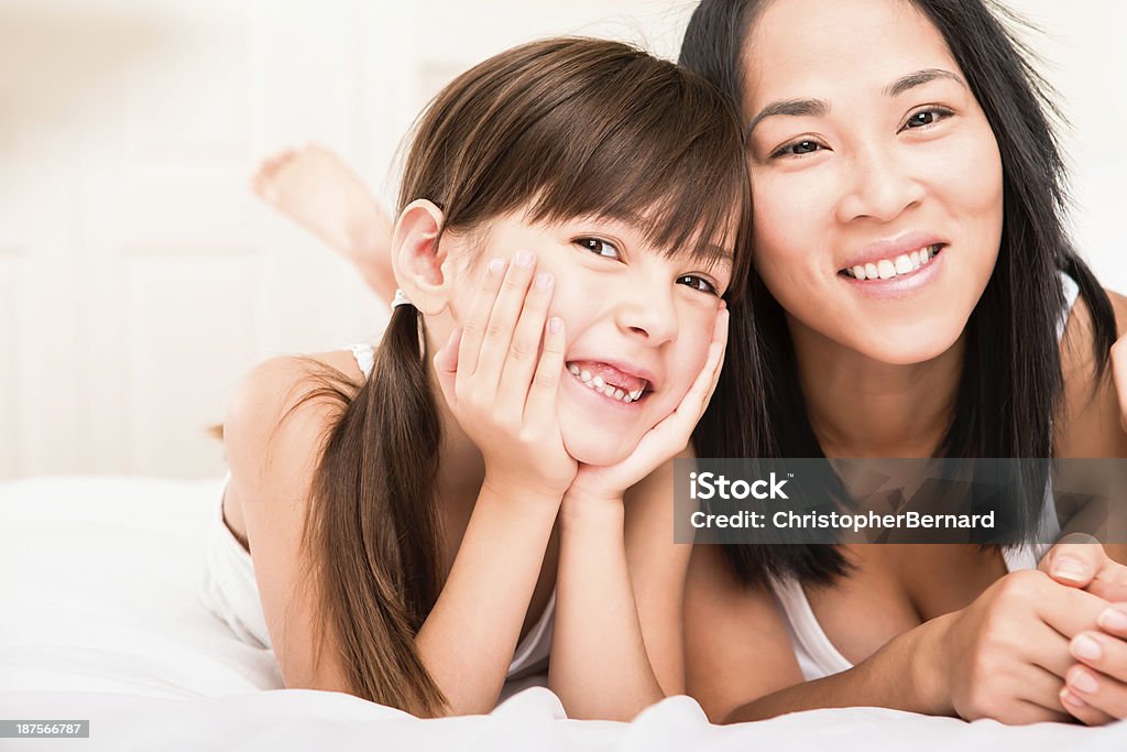 Mãe e filha que fixa na cama - Royalty-free Raparigas Foto de stock