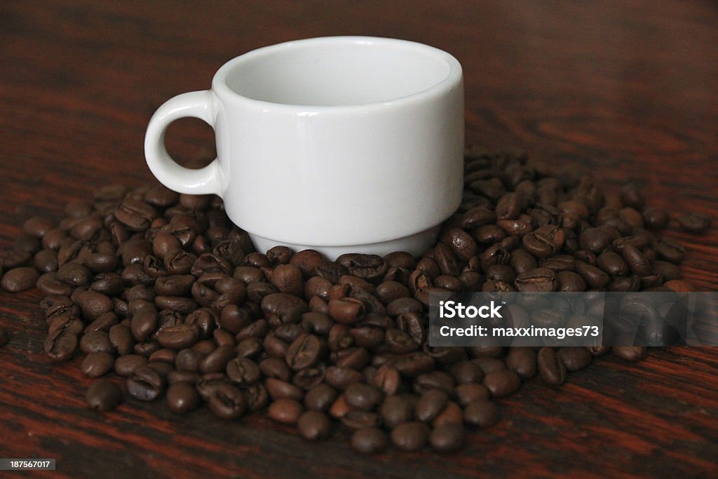 Xícara de café e grãos - Foto de stock de Assado royalty-free