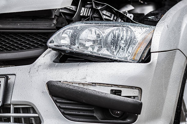 anteriori danneggiato/faro di un'auto in argento - hood car headlight bumper foto e immagini stock